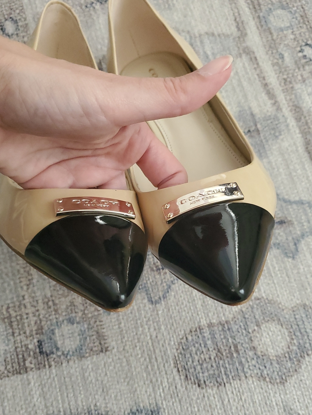 Coach Zan Patent Leather Tan Black Pointy Toe Heels Pumps Sz8.5 - Picture 11 of 14